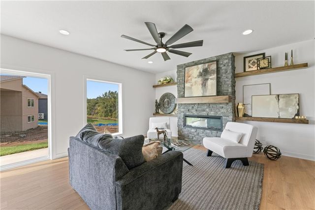 2004 SE Oak Ridge Drive, Oak Grove, MO 64075