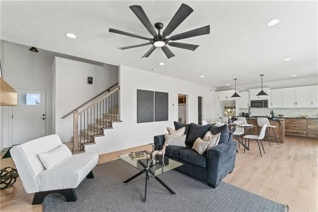 2004 SE Oak Ridge Drive, Oak Grove, MO 64075