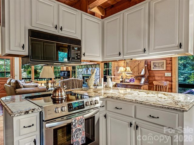 696 Top Of The Mountain Road, Hendersonville, NC 28739