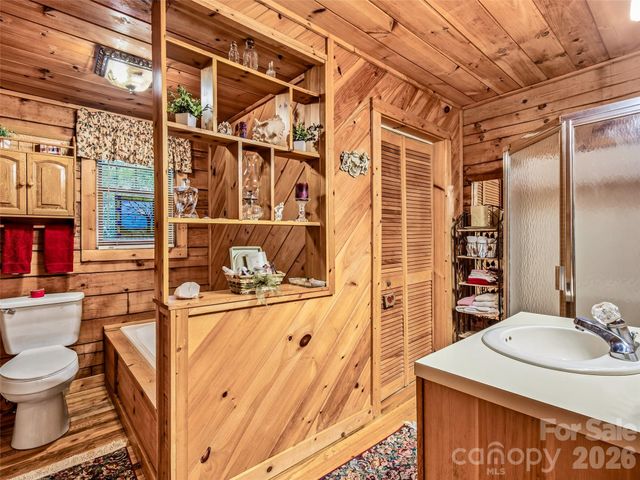 696 Top Of The Mountain Road, Hendersonville, NC 28739