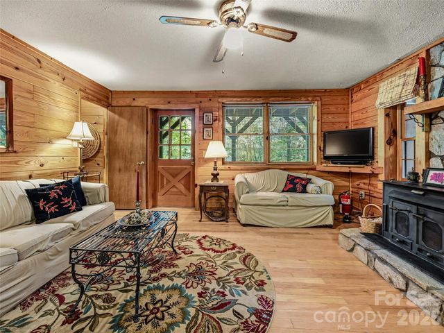 696 Top Of The Mountain Road, Hendersonville, NC 28739