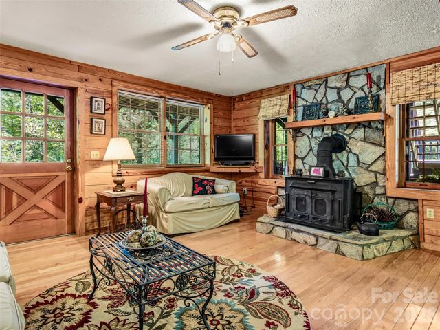 696 Top Of The Mountain Road, Hendersonville, NC 28739