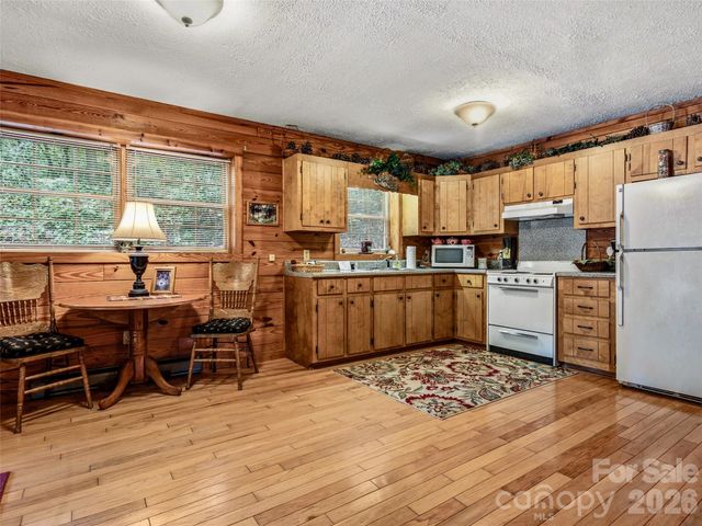 696 Top Of The Mountain Road, Hendersonville, NC 28739