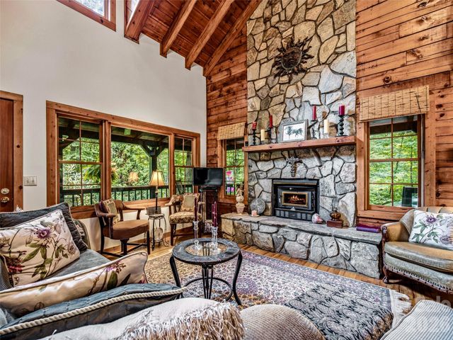 696 Top Of The Mountain Road, Hendersonville, NC 28739