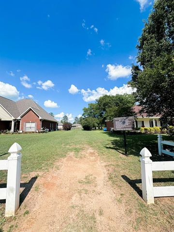 123 Lakeside Drive, Dothan, AL 36301