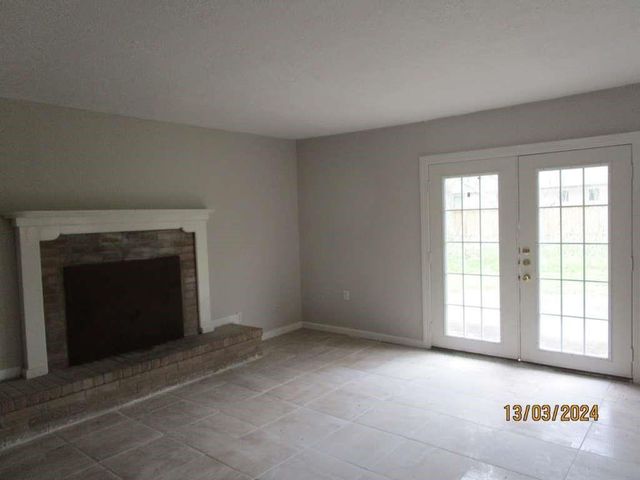 501 S Holmes Street, La Porte, TX 77571