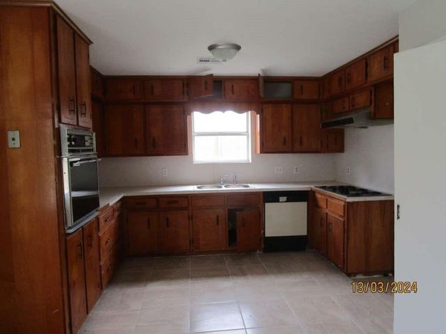501 S Holmes Street, La Porte, TX 77571