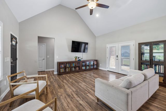1082 Corey Dr, Lewisburg, TN 37091