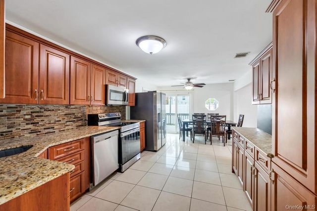 32 Beverly Street, Islip, NY 11751