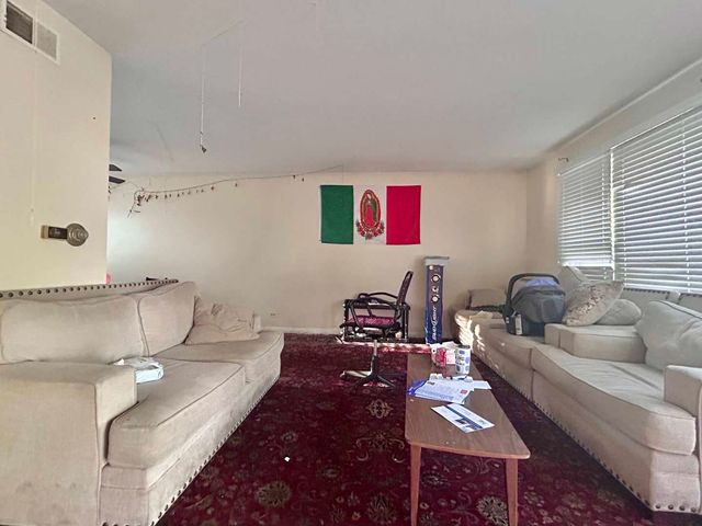 10 N ADAMS Drive, Addison, IL 60101