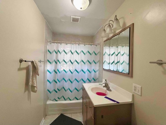 10 N ADAMS Drive, Addison, IL 60101