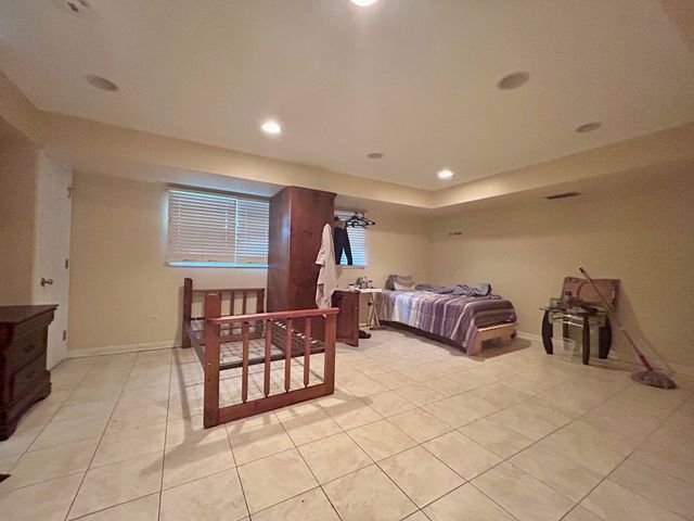 10 N ADAMS Drive, Addison, IL 60101