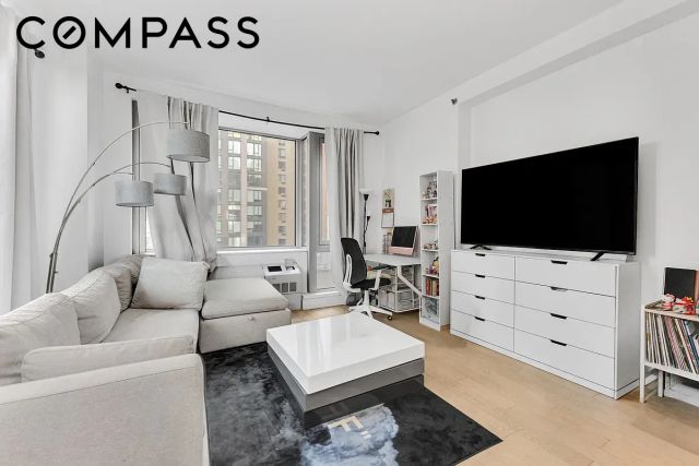 4415 Purves St Apt 6D, New York City, NY 11101
