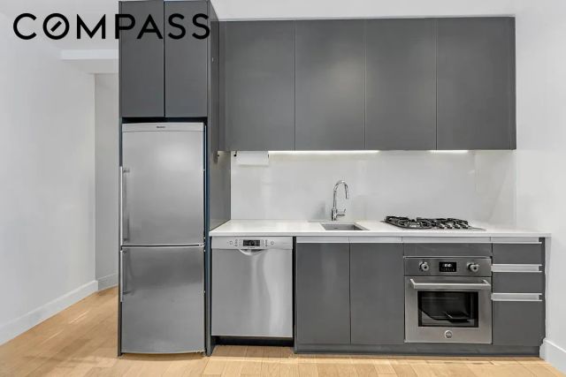 4415 Purves St Apt 6D, New York City, NY 11101