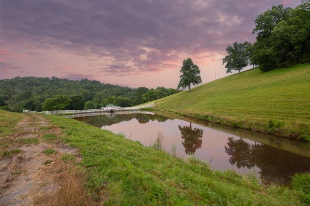 1425 Bartlett Hollow Rd, Petersburg, TN 37144