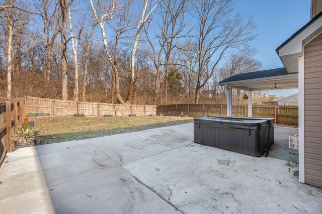 1941 Stonewater Dr, Hermitage, TN 37076