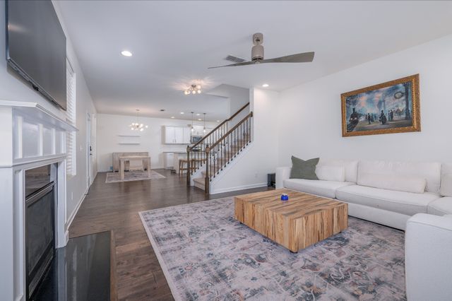 1941 Stonewater Dr, Hermitage, TN 37076