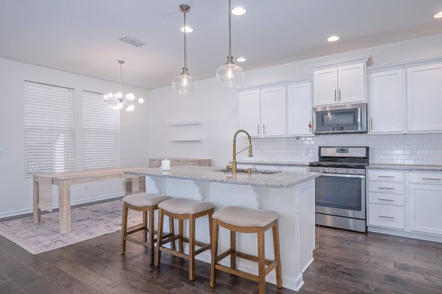 1941 Stonewater Dr, Hermitage, TN 37076