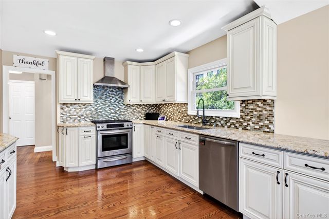 50 Albertson Place, Mineola, NY 11501