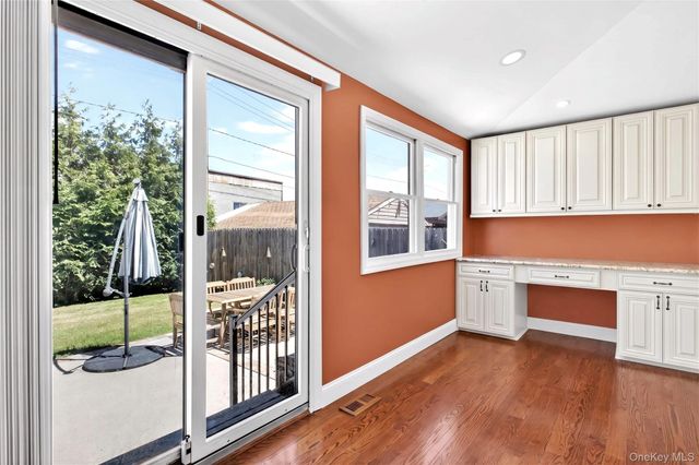 50 Albertson Place, Mineola, NY 11501