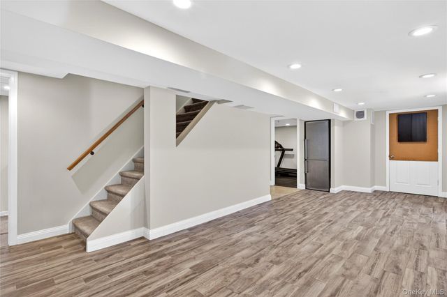 50 Albertson Place, Mineola, NY 11501