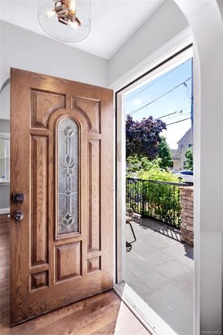 50 Albertson Place, Mineola, NY 11501