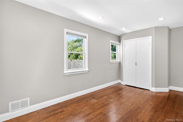50 Albertson Place, Mineola, NY 11501