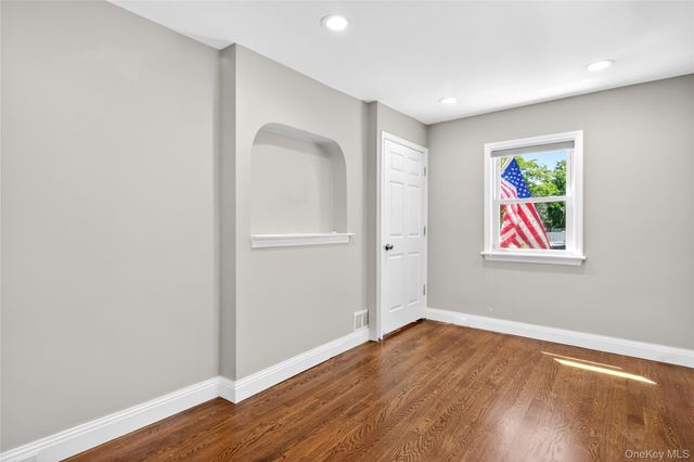 50 Albertson Place, Mineola, NY 11501