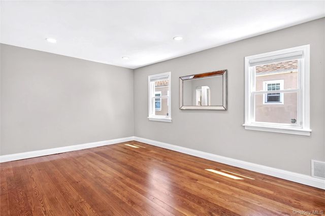 50 Albertson Place, Mineola, NY 11501