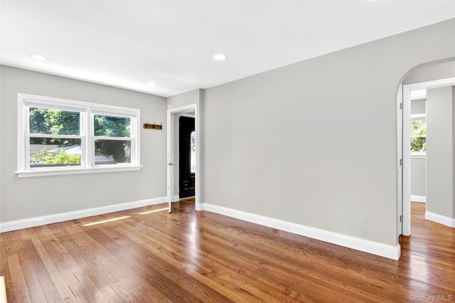 50 Albertson Place, Mineola, NY 11501