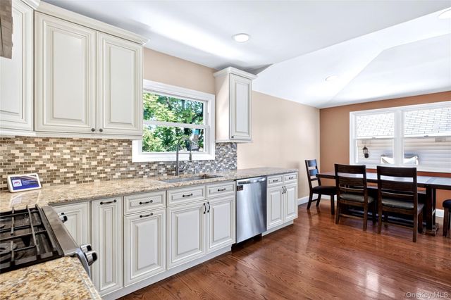 50 Albertson Place, Mineola, NY 11501