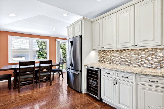 50 Albertson Place, Mineola, NY 11501