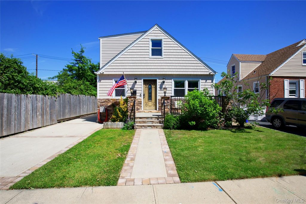 50 Albertson Place, Mineola, NY 11501