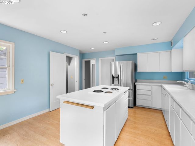 10059 Ne BEECH St, Portland, OR 97220