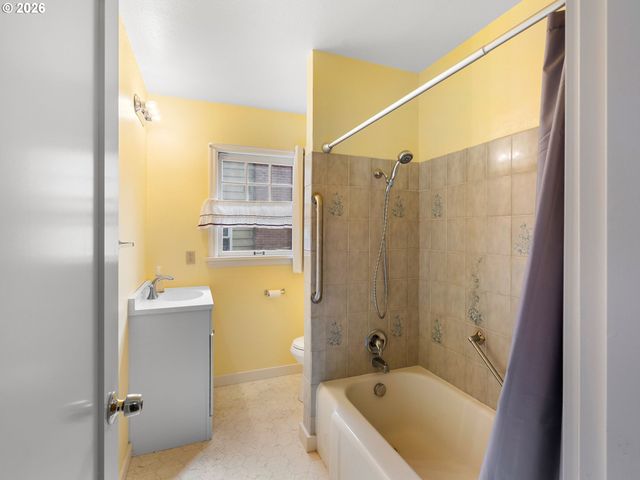 10059 Ne BEECH St, Portland, OR 97220