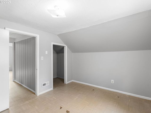 10059 Ne BEECH St, Portland, OR 97220