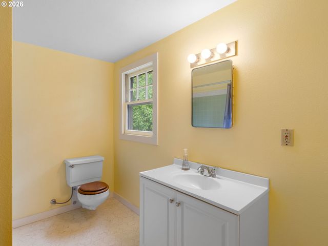 10059 Ne BEECH St, Portland, OR 97220