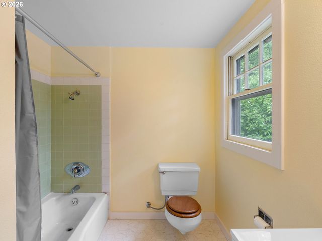 10059 Ne BEECH St, Portland, OR 97220