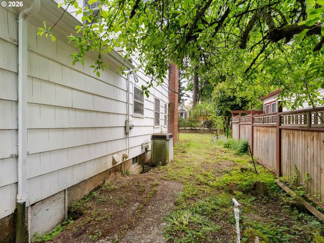 10059 Ne BEECH St, Portland, OR 97220