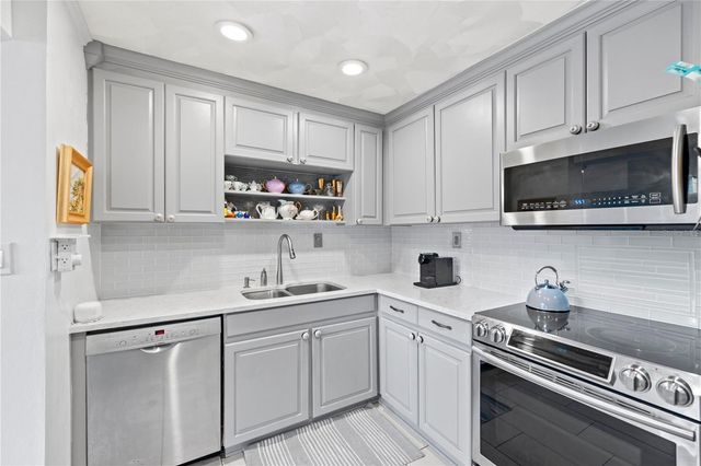 3704 W PLATT STREET, Tampa, FL 33609