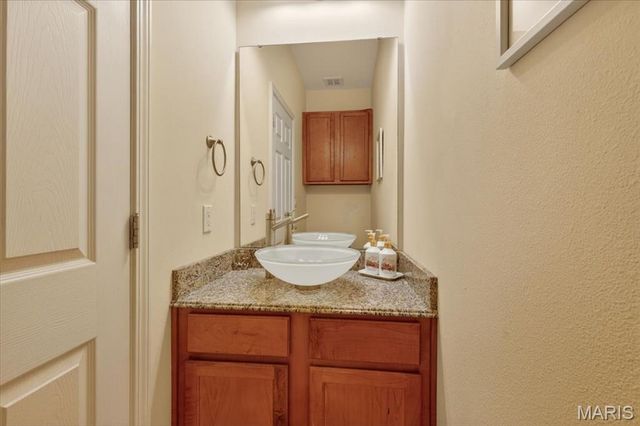 2662 S McKnight Crossing Court, Rock Hill, MO 63124