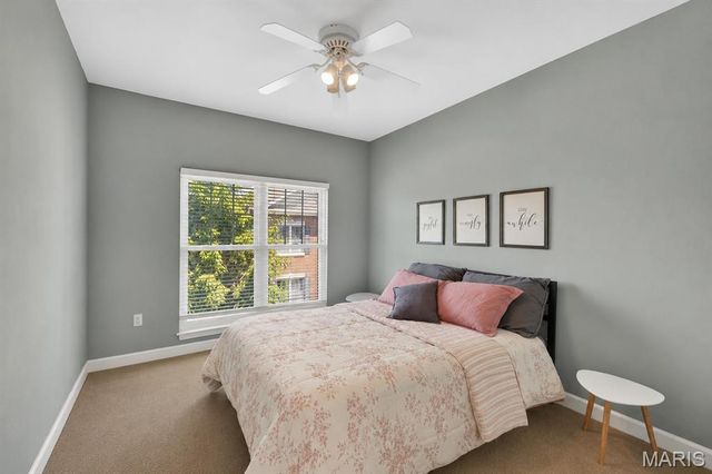 2662 S McKnight Crossing Court, Rock Hill, MO 63124