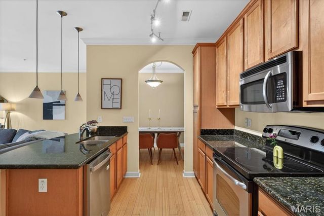 2662 S McKnight Crossing Court, Rock Hill, MO 63124