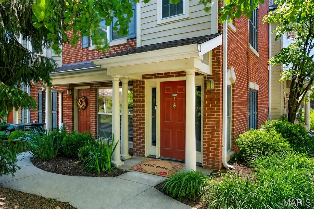 2662 S McKnight Crossing Court, Rock Hill, MO 63124