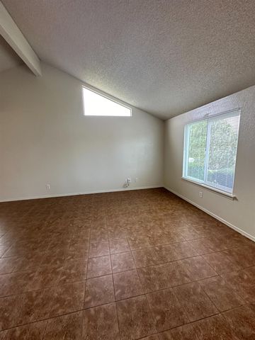 2352 N Katy Avenue, Fresno, CA 93722