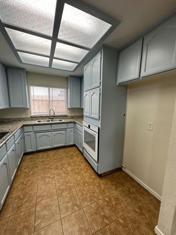 2352 N Katy Avenue, Fresno, CA 93722