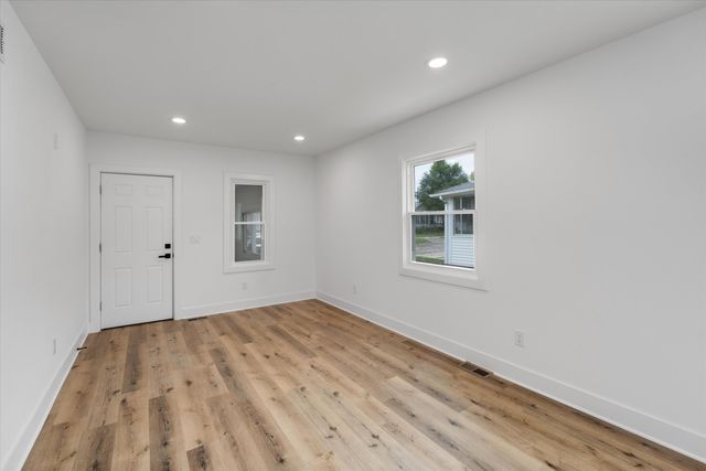 57 W End Avenue, Waterford Twp, MI 48328