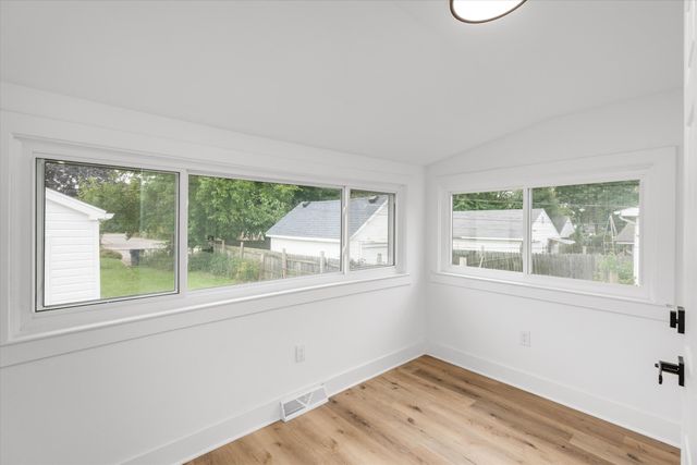 57 W End Avenue, Waterford Twp, MI 48328
