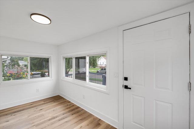 57 W End Avenue, Waterford Twp, MI 48328