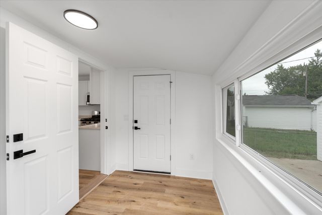 57 W End Avenue, Waterford Twp, MI 48328